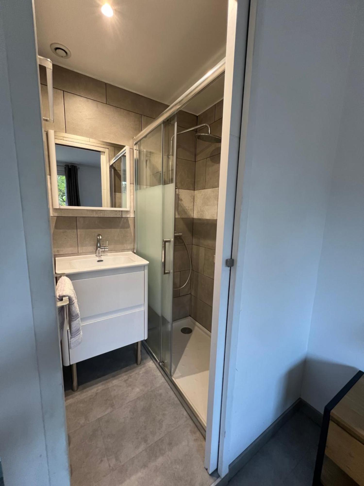 Chambre Avec Salle D'Eau Privee Dans Appartement Partage 200 M Du Tram Montpellier Pokoj fotografie